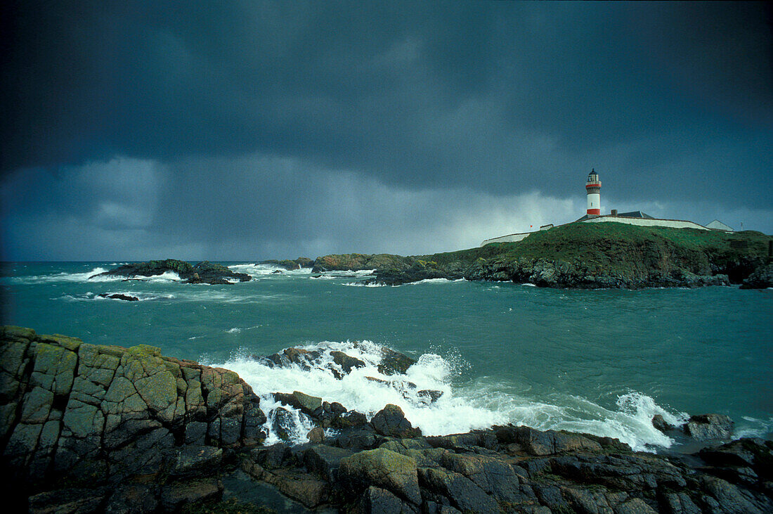 Leuchtturm und stürmische Wellen, Boddam Village, Grampian mountains, Scottland, Grossbritannien