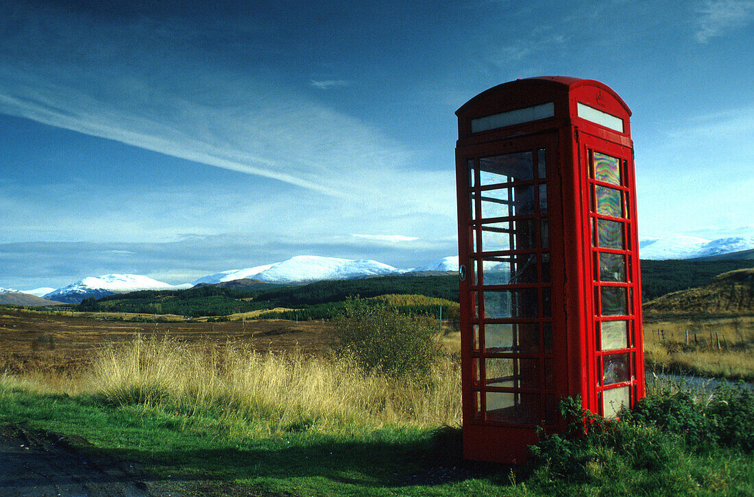 Rote Telefonzelle, Grampian Mountains, Schottland, Großbritannien