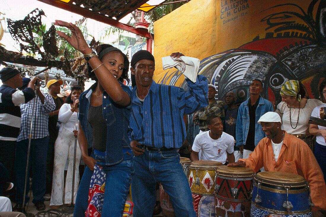 Ein Paar tanzt Rumba vor Strassenmusikern in der Altstadt, Callejon Hamel, Havanna, Kuba, Karibik