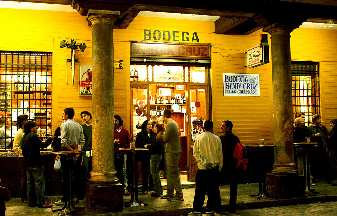 Menschen stehen abends vor der Bar Bodega Santa Cruz, Santa Cruz, Sevilla, Andalusien, Spanien, Europa