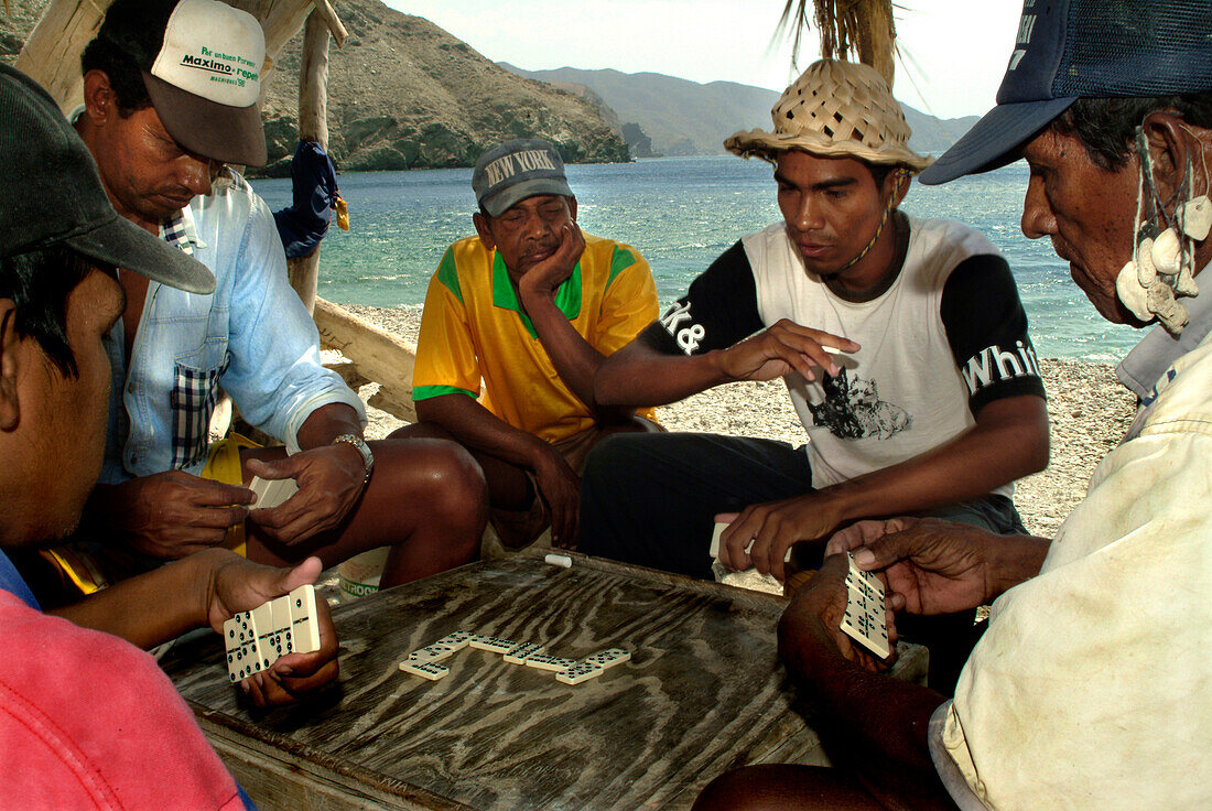 Fischer spielen Domino am Strand, Taganga, Santa Marta, Kolumbien, Südamerika