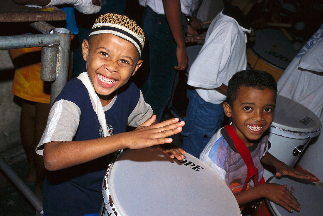 Lachende Jungen trommeln an Karneval am Abend, Pelourinho, Salvador da Bahia, Brasilien, Südamerika
