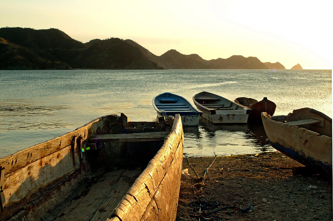 Traditionelle Boote liegen am Strand bei Sonnenaufgang, Taganga, Santa Marta, Kolombien, Südamerika