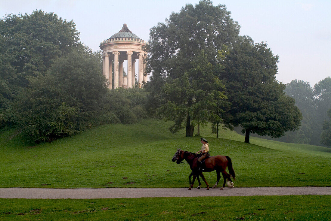 Berittene Polizei beim Monopteros im Englischen Garten, München, Bayern, Deutschland