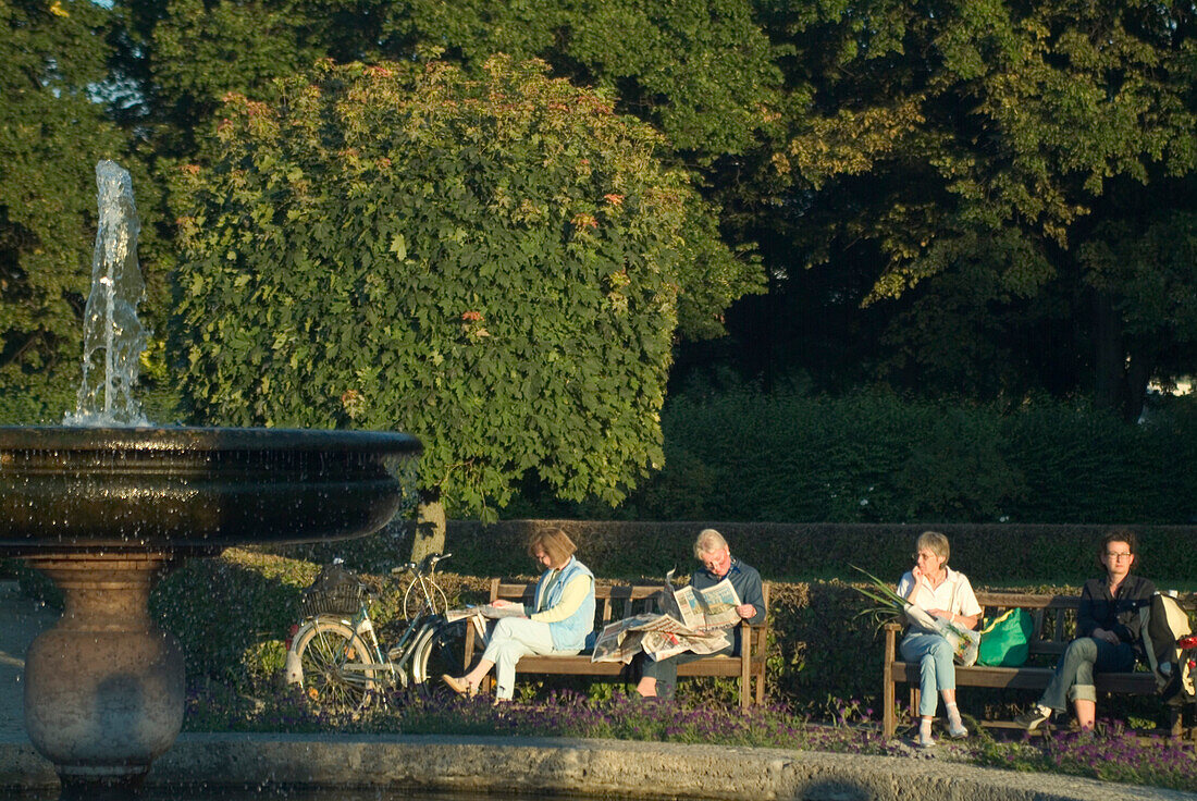 Menschen am Brunnen, Hofgarten, München, Bayern, Deutschland