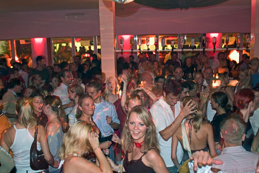 Menschen tanzen im 8 Seasons Club, Nachtleben, München, Bayern, Deutschland