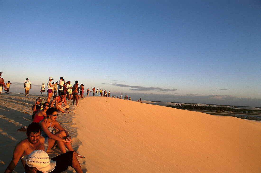 Beobachter des Sonnenuntergangs auf der großen Düne, Jericoacoara, Brasilien