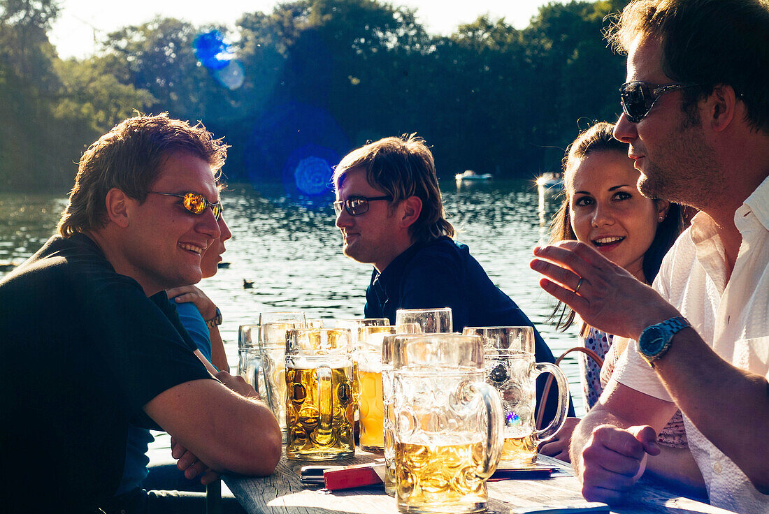 Junge Menschen im Biergarten Seehaus, Englischer Garten, München, Bayern, Deutschland