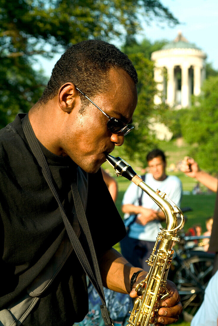 Saxophonist beim Monopteros im Englischen Garten, München, Bayern, Deutschland