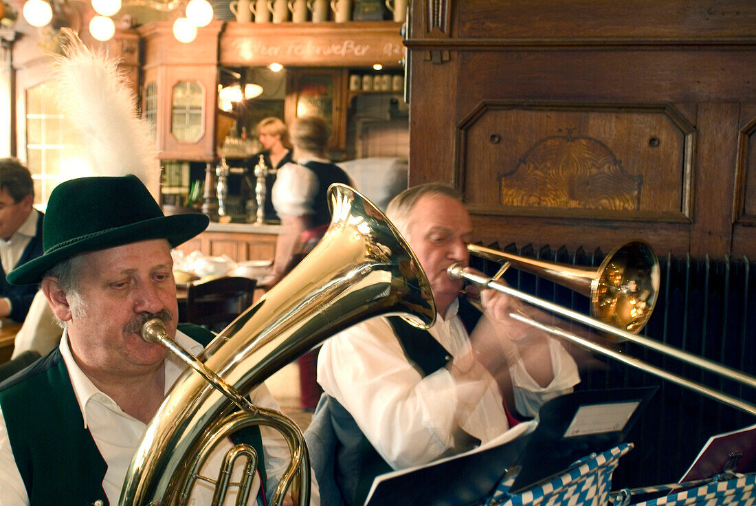 Bläser der Krinoliner Blaskapelle, Fraunhofer Restaurant, Fraunhoferstraße, München, Bayern, Deutschland