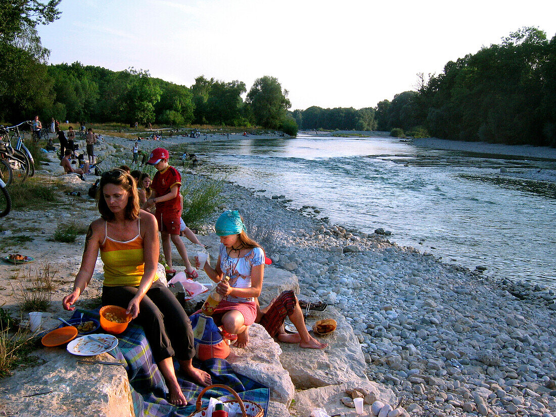 Menschen beim Grillen, Picknick an der Isar, Sendling, München, Bayern, Deutschland