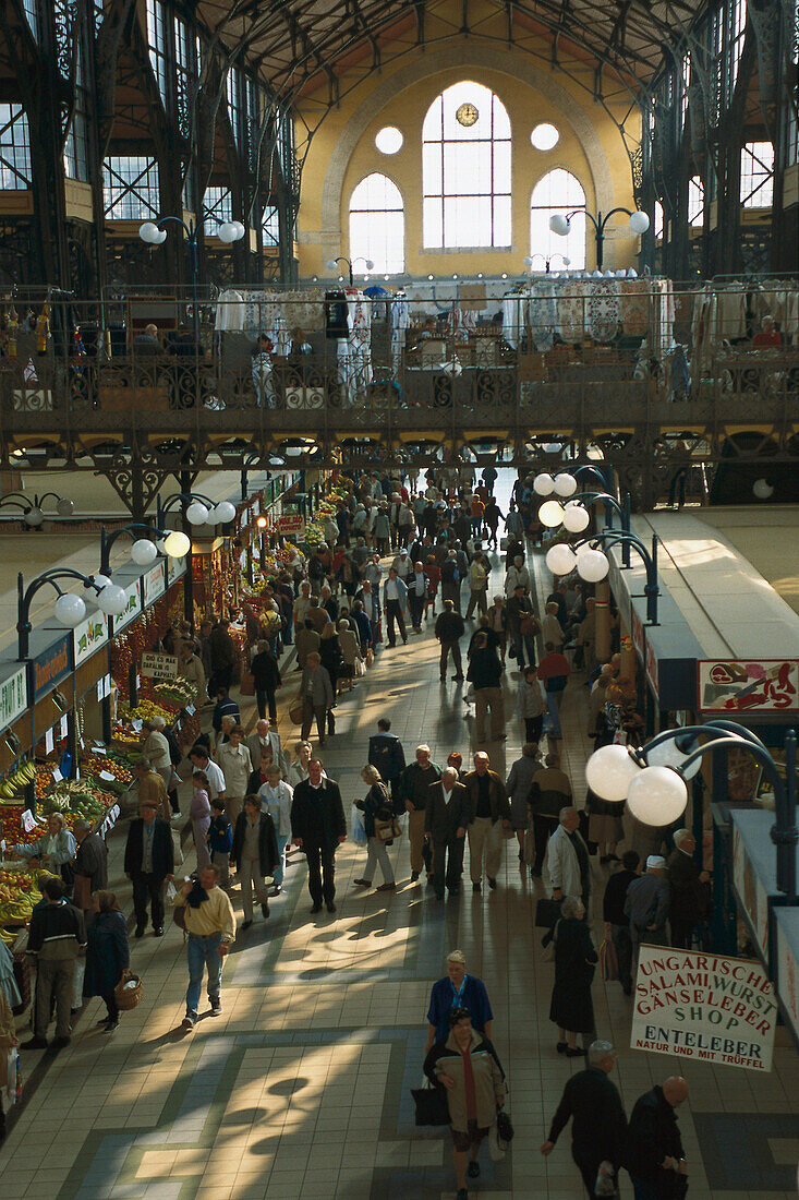 Blick auf Marktstände und Menschen in der zentralen Markthalle, Budapest, Ungarn, Deutschland, Europa