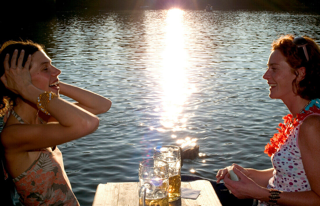 Junge Frauen im Biergarten Seehaus, Englischer Garten, München, Bayern, Deutschland