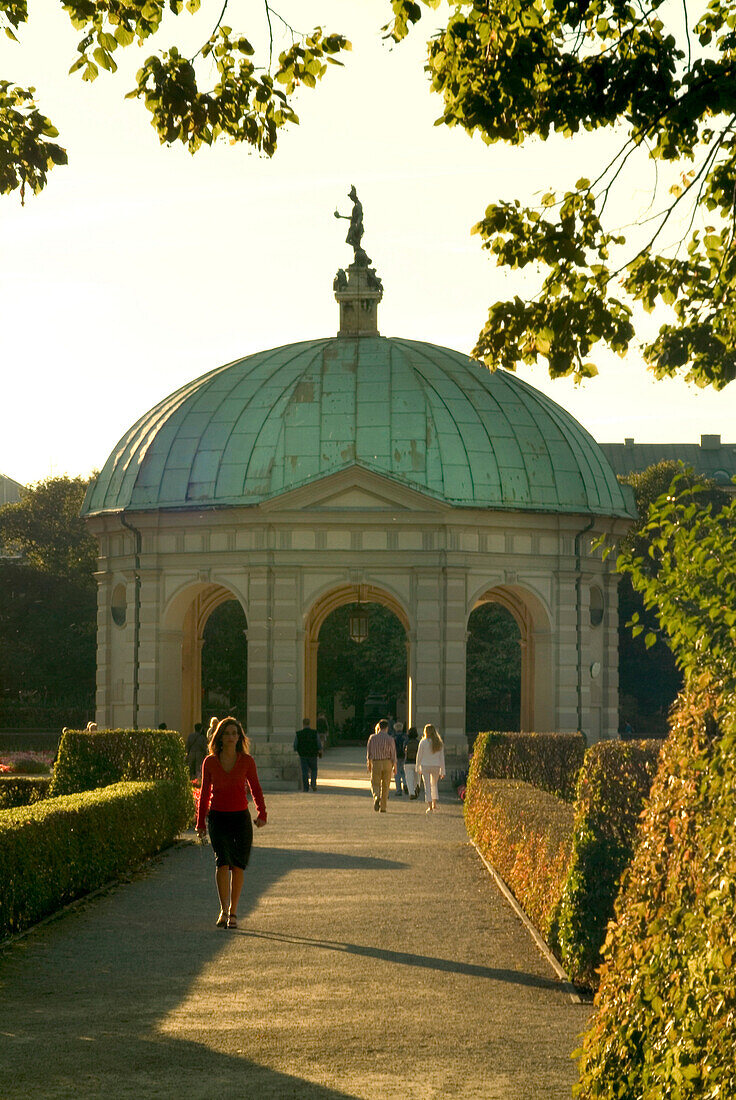Menschen am Pavillon im Hofgarten, München, Bayern, Deutschland