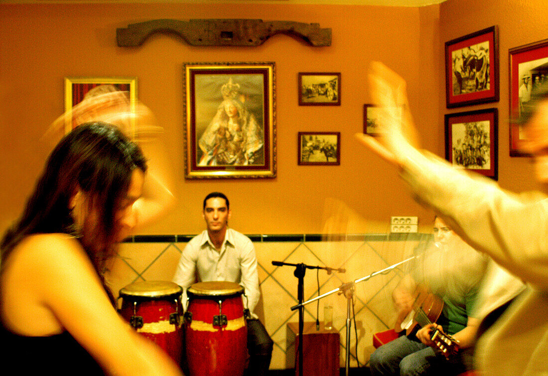 Tanzendes Paar in einem Lokal, Flamenco Party, Lo Nuestro, Sevilla, Andalusien, Spanien, Europa