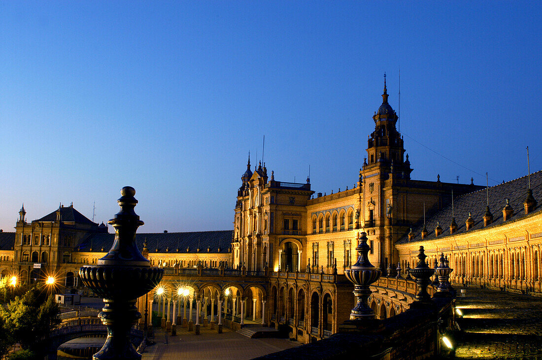 Gebäude auf dem Platz Plaza de España am Abend, Sevilla, Andalusien, Spanien