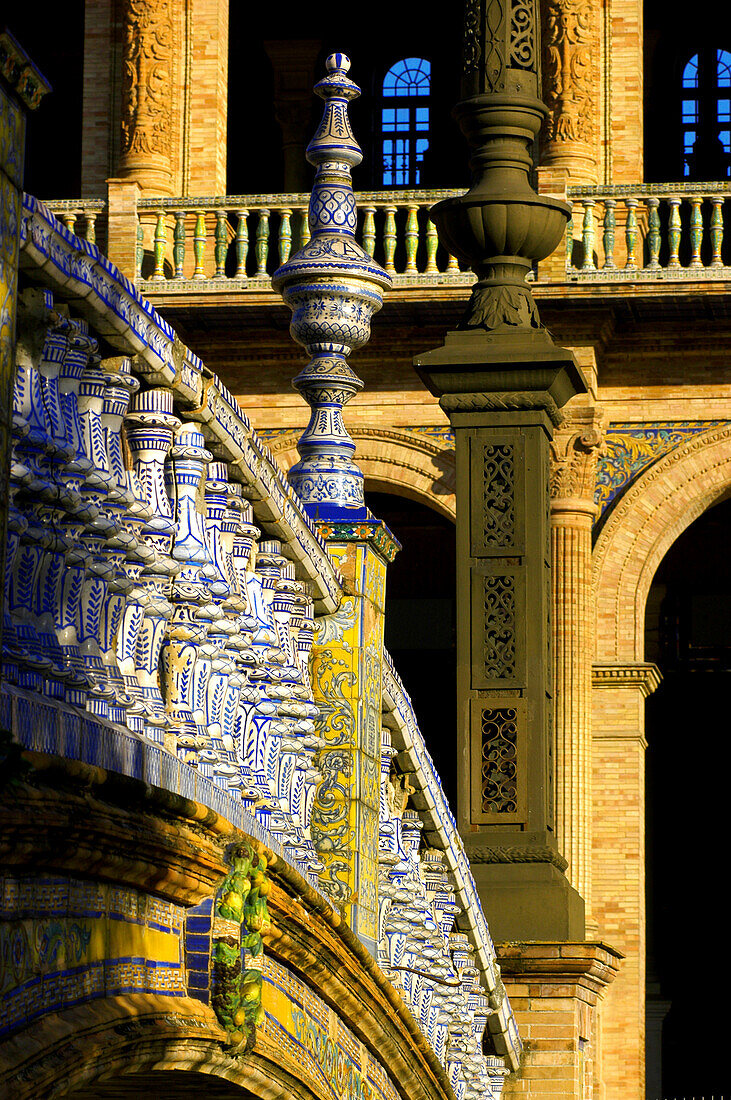 Brücke im Sonnenlicht an der Plaza de España, Sevilla, Andalusien, Spanien, Europa