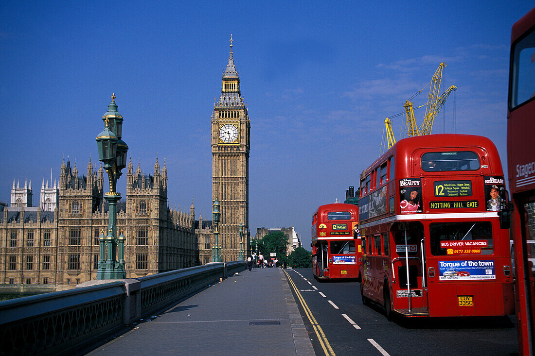 Busse auf der Westminster Bridge und Big Ben, London, England, Großbritannien, Europa