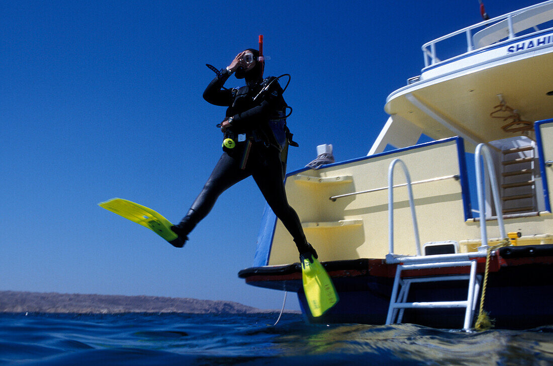 Taucher springt ins Wasser, Blue Water Tauchschule, Hurghada, Ägypten, Afrika