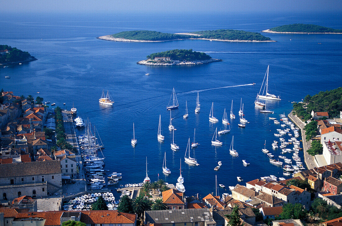 Blick auf die Stadt mit den Höllien-Inseln im Hintergrund, Hvar, Insel Hvar, Dalmatien, Kroatien