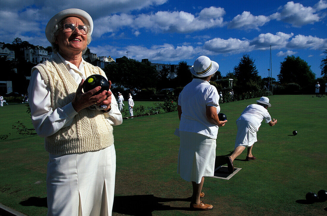 Alte Frauen beim Bowling, Bowling Club, Torquay, Devon, England, Grossbritannien, Europa