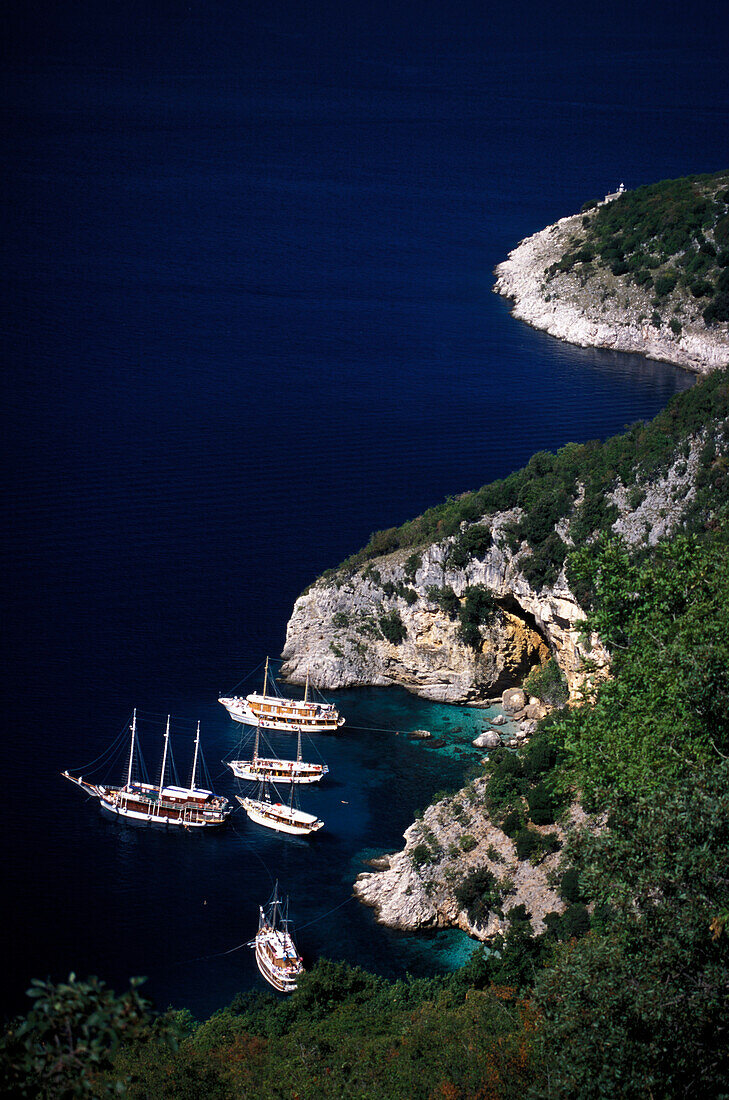 Blick auf Ausflugsboote in der Kvarner Bucht vor der Insel Cres, Kroatien, Europa