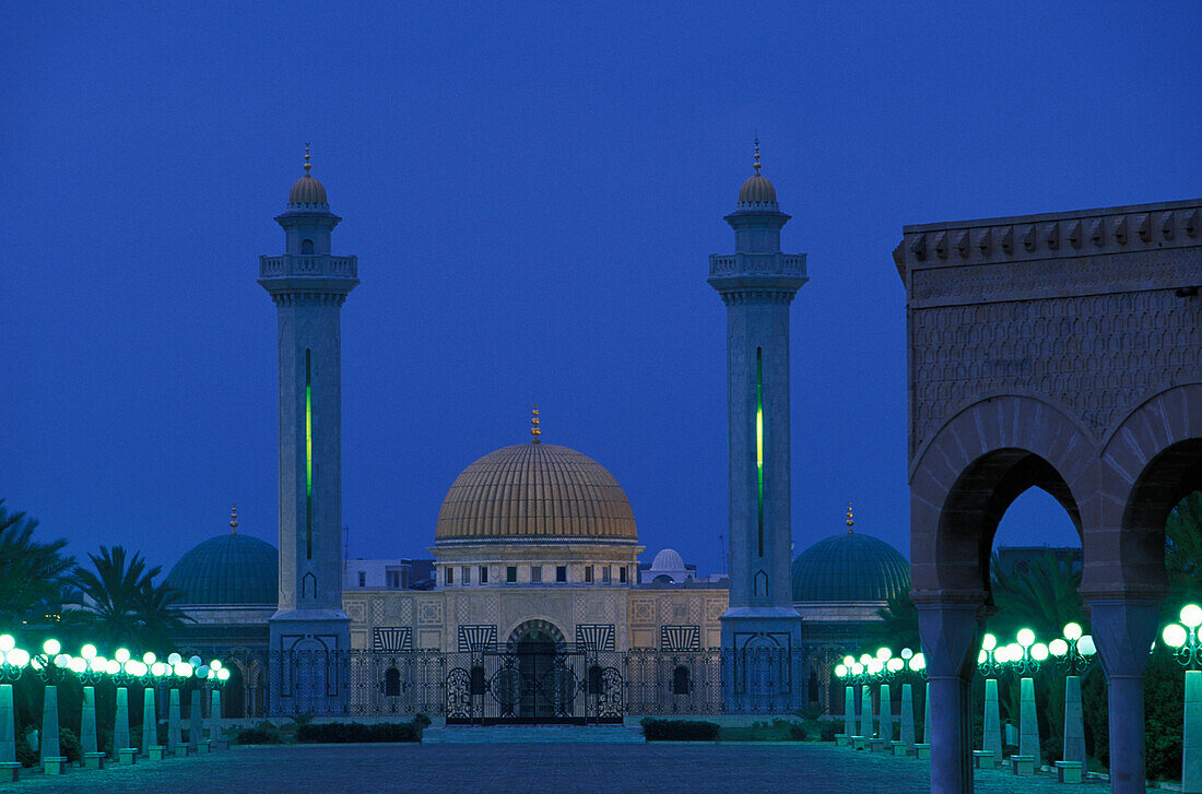 Das Bourguiba Mausoleum am Abend, Monastir, Tunesien, Afrika