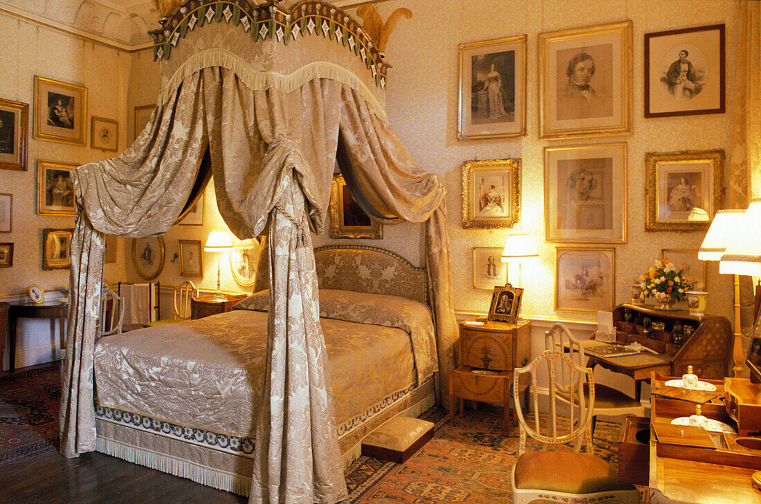 Beleuchtetes Schlafzimmer im Schloss Howard, Nord Yorkshire, England, Grossbritannien, Europa