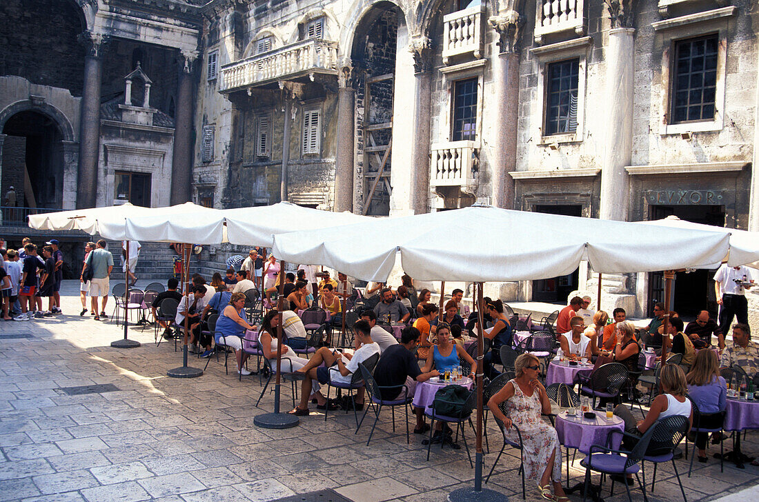 Menschen in einem Strassencafe vor dem Diokletian Palast, Split, Dalmatien, Kroatien, Europa