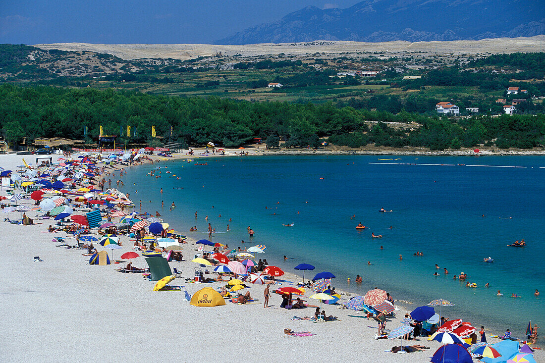 Menschen am Zrce Strand im Sonnenlicht, Insel Pag, Dalmatien, Kroatien, Europa