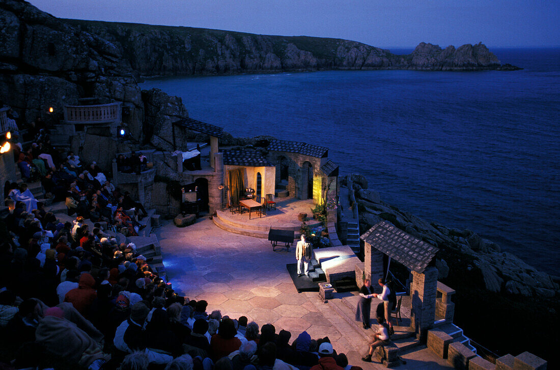 Menschen in einem Freilichttheater am Abend, The Minack Theatre, Porthcurno, Cornwall, England, Großbritannien, Europa