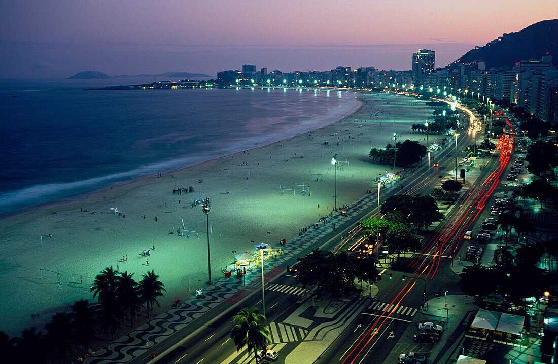 Blick über die Cobacabana am Abend, Rio de Janeiro, Brasilien
