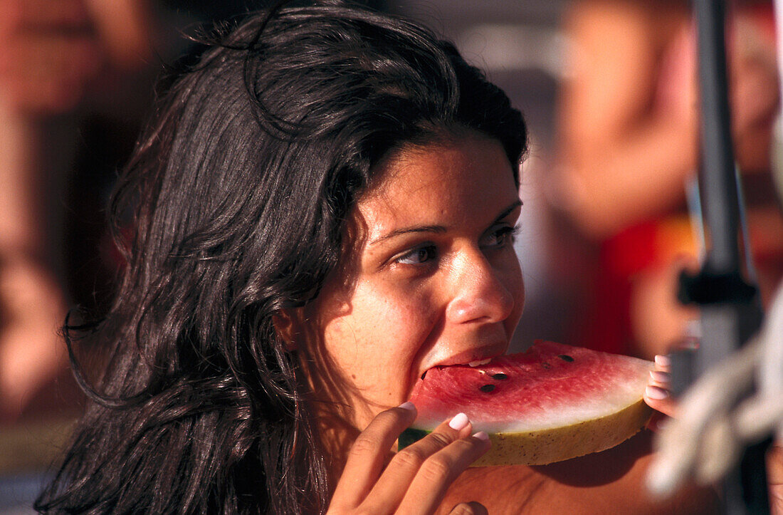 Frau isst Melone, Segeltrip, Rio de Janeiro State Brasilien