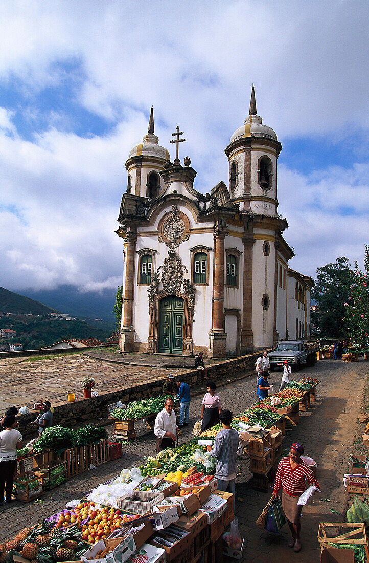 Market in front of the church Igreja de Sao Francisco de Assis, Ouro Preto, Minas Gerais, Brazil, South America, America
