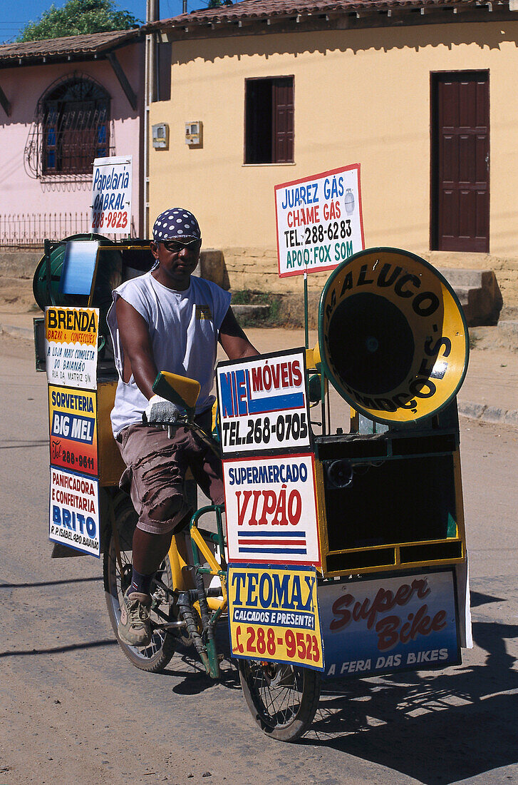 Mann mit Werbetafeln, Favela, Porto Seguro Bahia, Brasilien