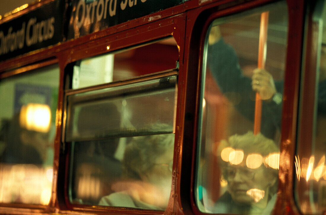 Menschen in einem Bus am Abend, Oxford Street, London, England, Grossbritannien, Europa