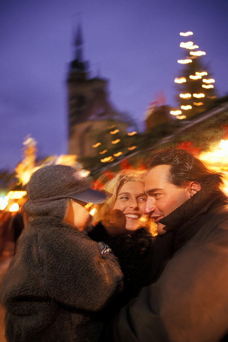 Familie auf Weihnachtsmarkt, Deutschland