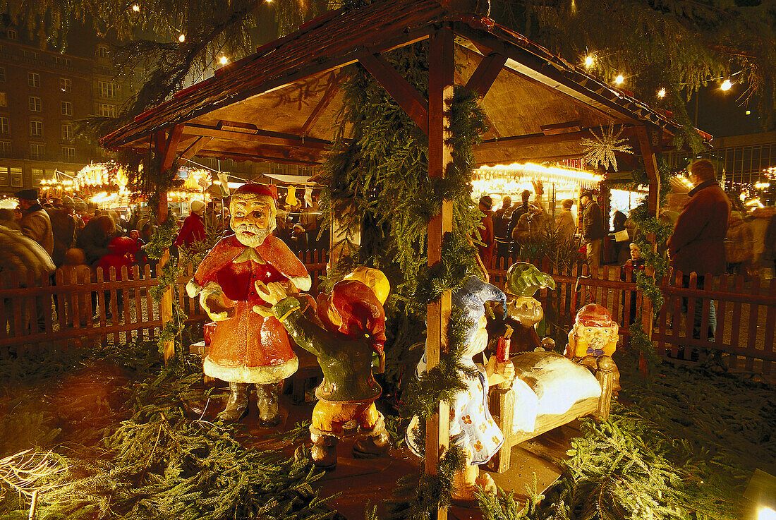 Eine Weihnachtskrippe bei dem Weihnachtsmarkt, Striezelmarkt in Dresden, Sachsen, Deutschland