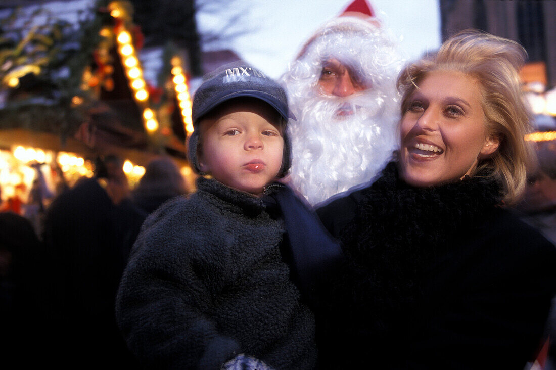 Familie auf dem Weihnachtsmarkt, People