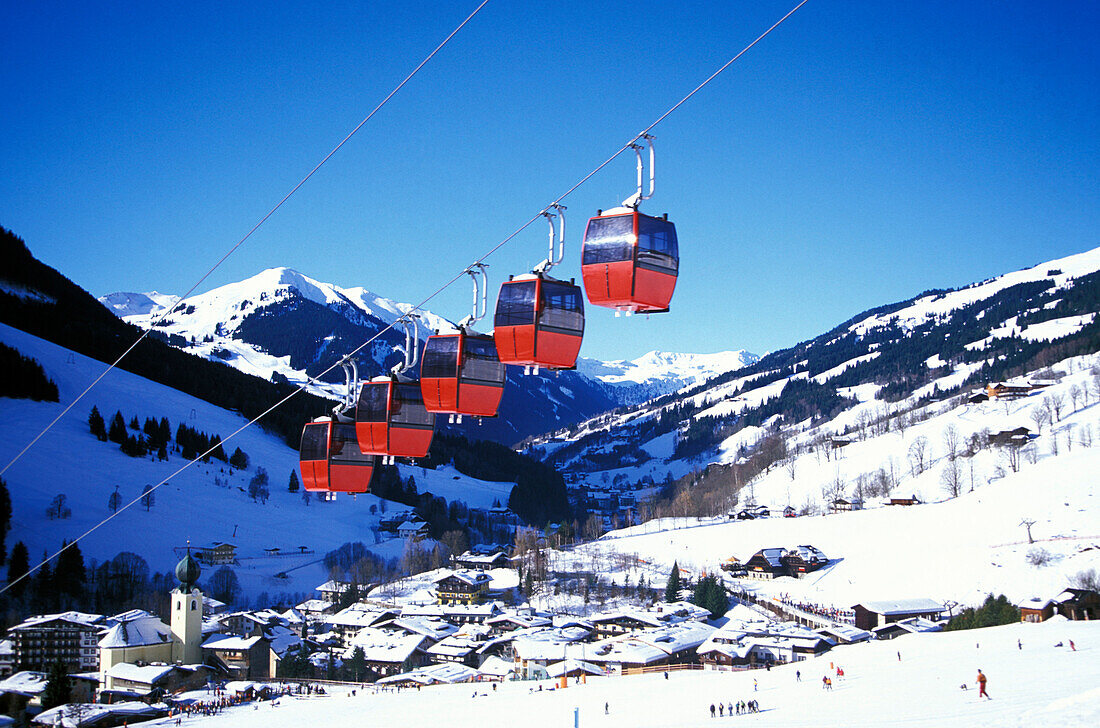 Blick auf Saalbach-Hinterklemm, Kohlmaisbahn im Vordergrund, Salzburger Land, Österreich