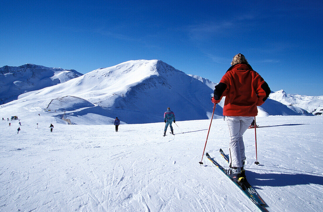 Skifahrer auf der Piste, Zwölf Gipfel, Saalbach-Hinterklemm, Salzburger Land, Österreich