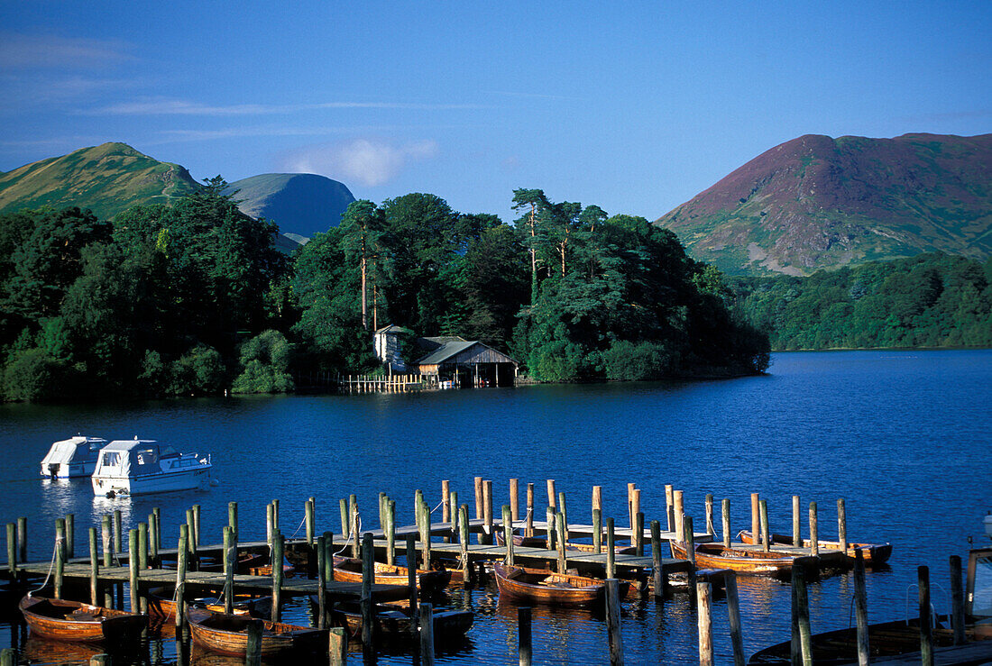 Idyllischer See mit Bootssteg und Booten, Keswick, Derwent Water Nationalpark, Lake District, Cumbria, England, Grossbritannien, Europa