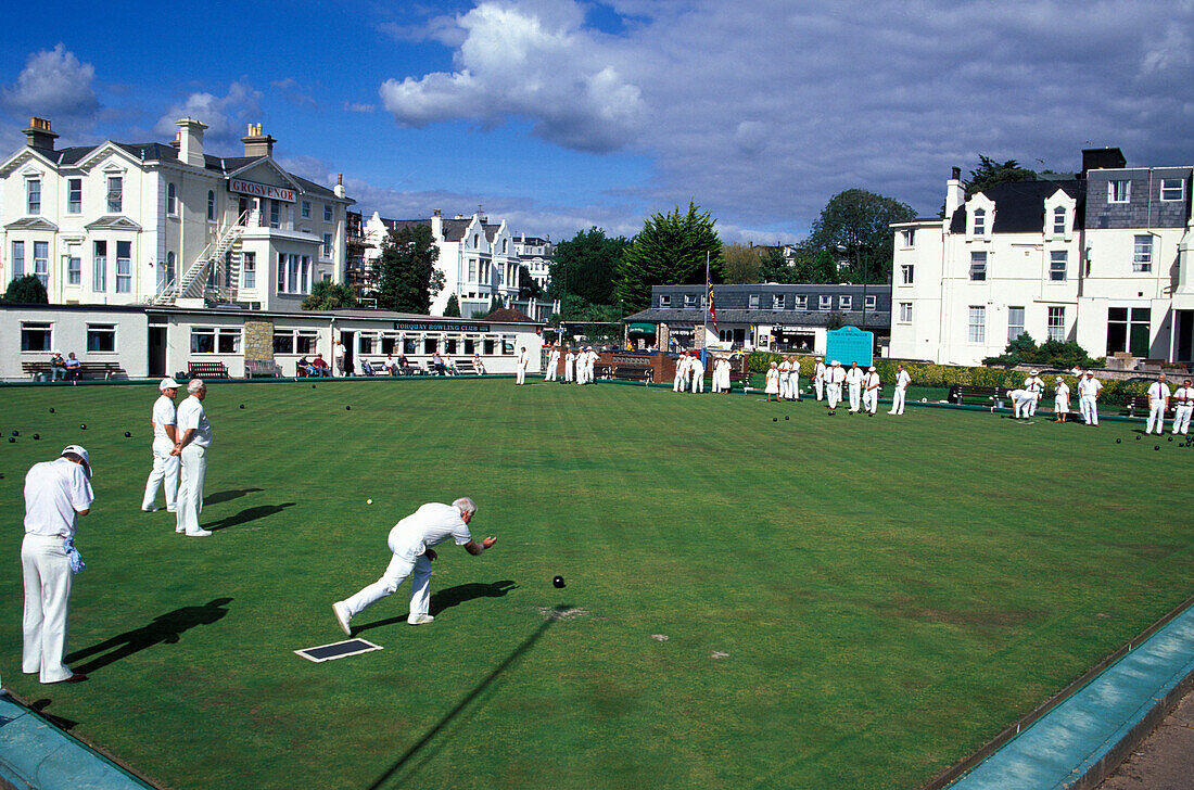 Menschen spielen Bowling im Bowling Club, Torquay, Devon, England, Grossbritannien, Europa