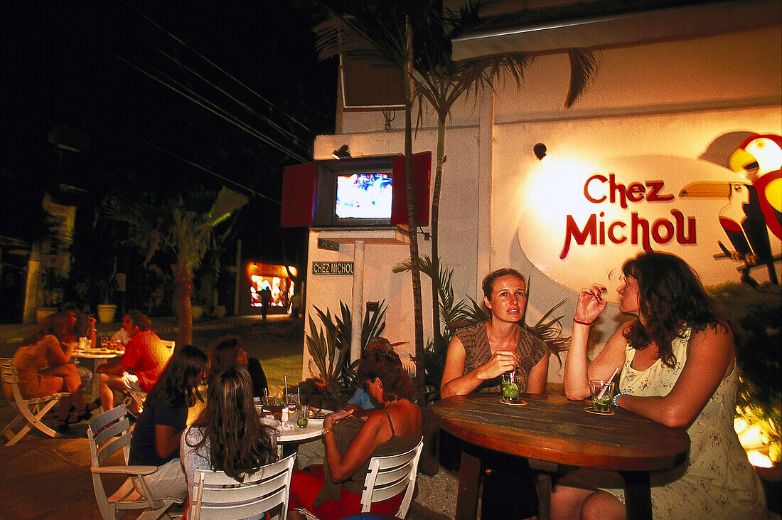 Menschen in der Bar Chez Michou, Rua de Pedras, Buzios, Brasilien, Südamerika, Amerika