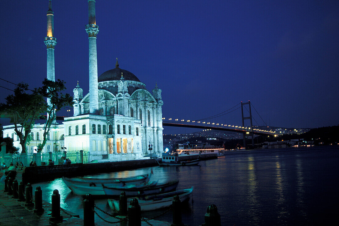 Ortakoey Mosque in the evening, Bosporus Brücke, Ortakoey, Istanbul, Turkey