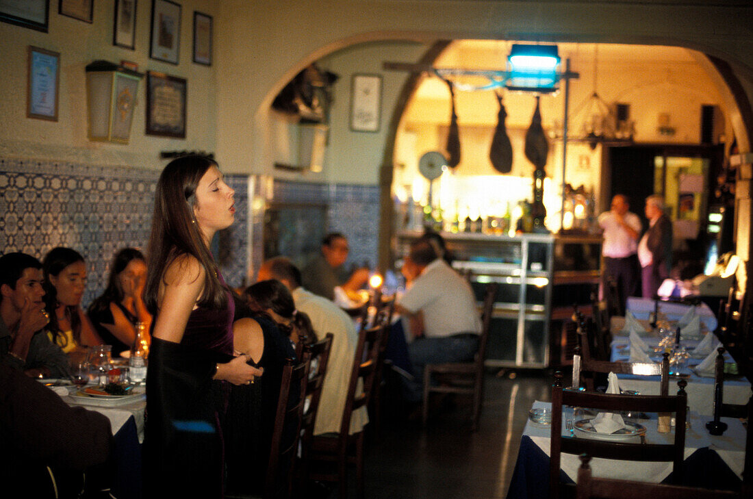 Sängerin in einem Fado Restaurant, Mouraria, Lissabon, Portugal, Europa