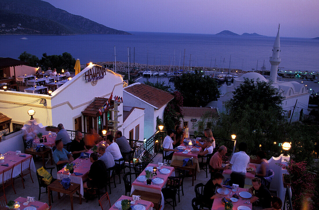 Gäste in einem Dachrestaurant, Kalkan, Antalya, Türkei