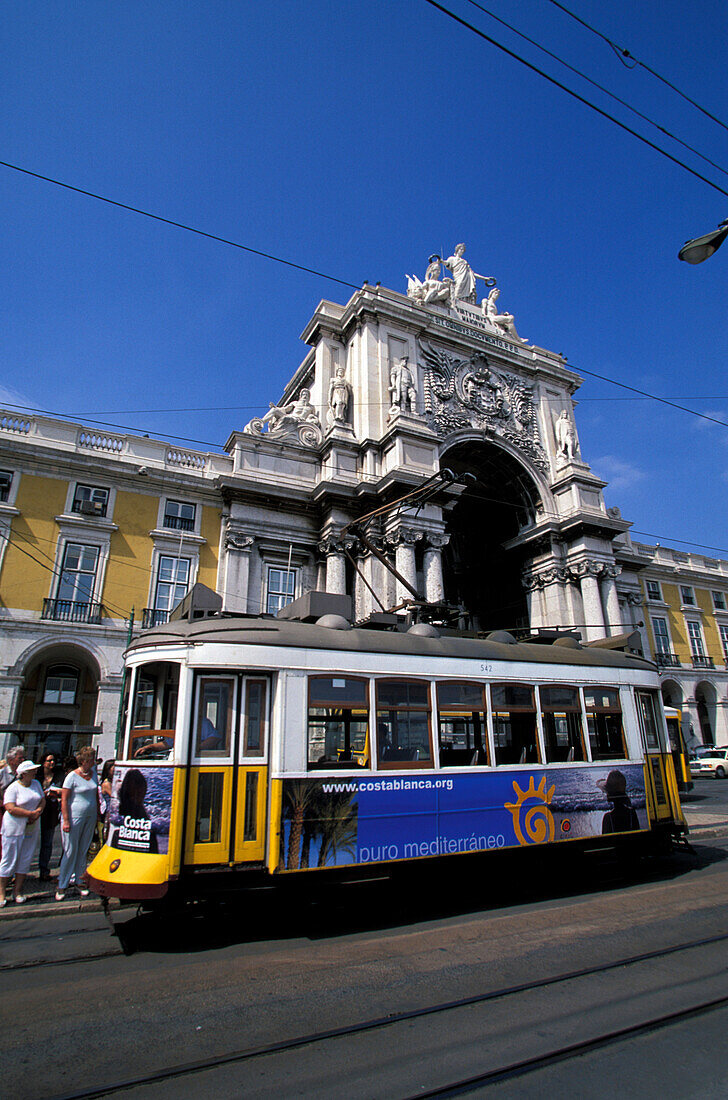 Electrico, Arco Trinfal, Praca Comercio, Lisbon Portugal