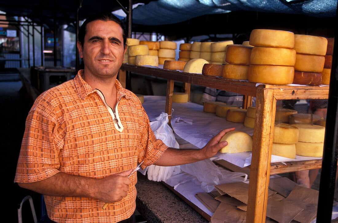 Mann verkauft Käse auf dem Markt, Rovinj, Istrien, Kroatien, Europa