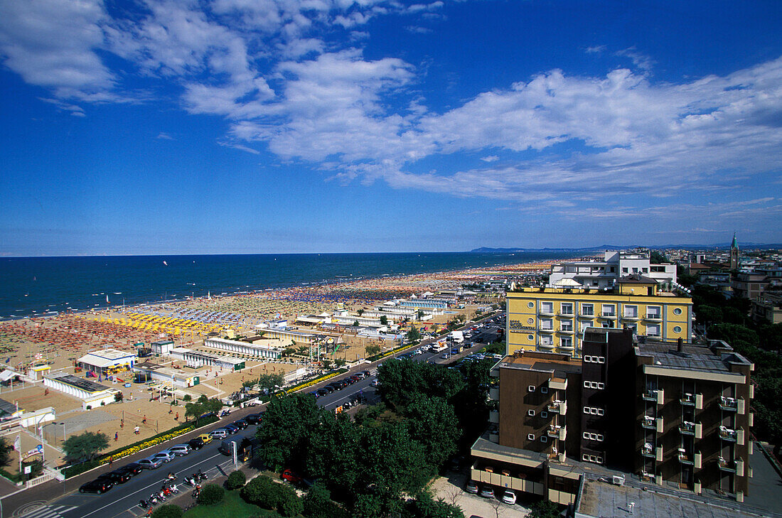 Blick auf Häuser und Strand, Rimini, Adriaküste, Italien, Europa